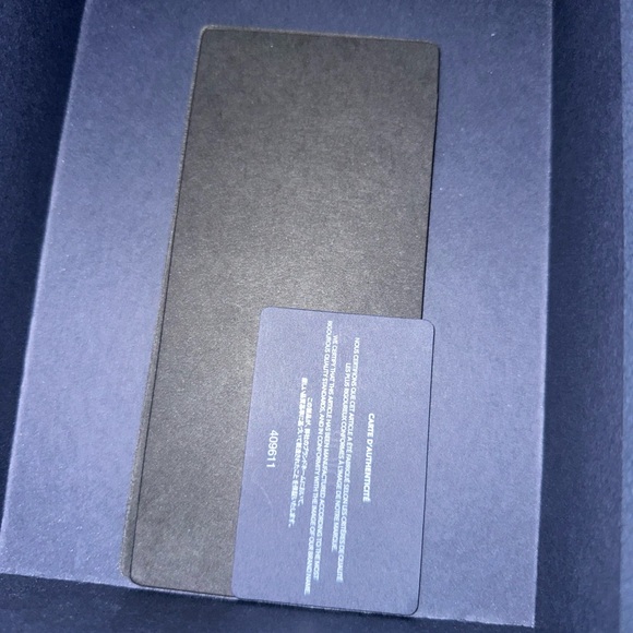 Selling men’s Dior zipped long wallet. Retail price is $1,050 CAD. Condition9/10 - Picture 6 of 10